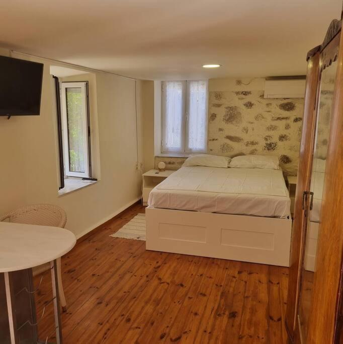 Evi'S Touch 1 Apartment Poros Town Ngoại thất bức ảnh