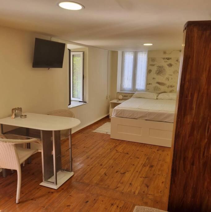 Evi'S Touch 1 Apartment Poros Town Ngoại thất bức ảnh
